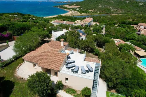 Modern new Villa with 4 bedrooms and sea views. Walking distance to beaches.