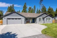 Bend Treehouse • Game Room • Hot Tub • Sleeps 15
