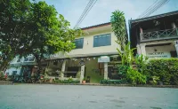 Y Not Laos Hostel Hotels near That Chomsi