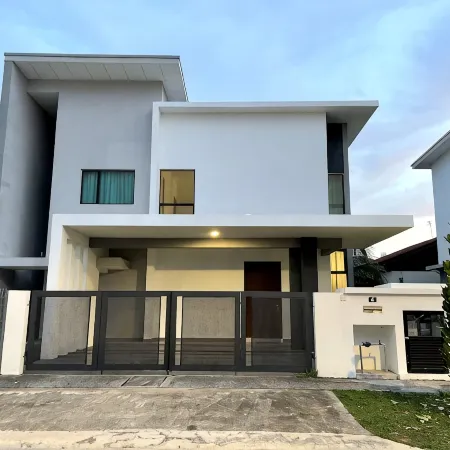 5 BEDROOMS RESIDENTIAL HOME WITH FREE WIFI