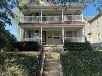 Charming 2-bedroom 1st Floor apartment in lovely Terre Haute with WiFi, AC - 2-نجوم