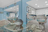 "Salty Beach" Beachfront Paradise, your Dream Getaway.  Poolside Cabana Bar/Cafe - อ่างจากุชชี่
