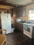 Zeke’s Retreat – Hunter’s Getaway with On-Site Taxidermy Shop - Homestays