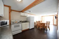 Beautiful lakeside 2 Bedroom cabin on private lake (Cabin#4)