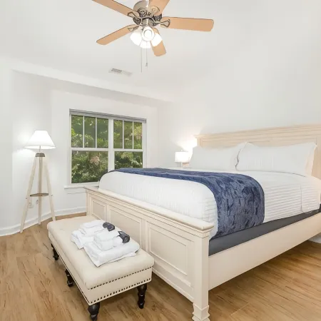 3 King Beds; Walk to Umstead; 5 Mi. to Airport; Lenovo Center; Quiet
