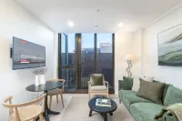 1BR Alpha APT - Central Stay, Top Amenities - Homestays