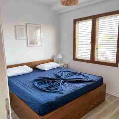 Family sized Beachside Apt, with sunset views + BBQ Rooms