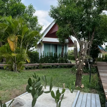 Siri Lagoona Resort and Pool villa Отели рядом с достопримечательностью «Ват Суттхават»