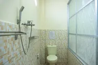 RedDoorz Near H. Hasan Aroeboesman Airport