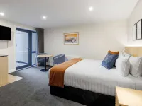 Oaks Queenstown Shores Resort Hotels near William Gilbert Rees Statue