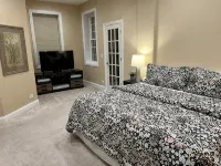 The Wrigleyville VIP- Luxury unit, a block from Wrigley Field, Cubs Fan Favorite - 방갈로