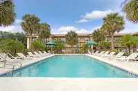La Quinta Inn & Suites by Wyndham Ft. Worth - Forest Hill TX
