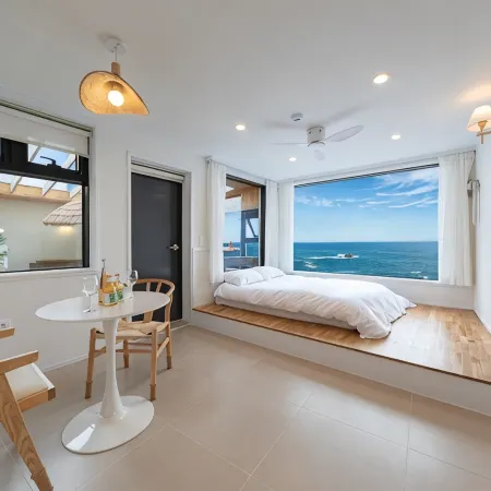 Gangneung Hue Pension (Ocean View, Spa, Couple Отели рядом с достопримечательностью «Порт Чумунджин»