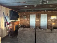 Zeke’s Retreat – Hunter’s Getaway with On-Site Taxidermy Shop - Homestays