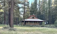 Cozy Cabin with wrap around porch. Walking distance to Chalet View Lodge.