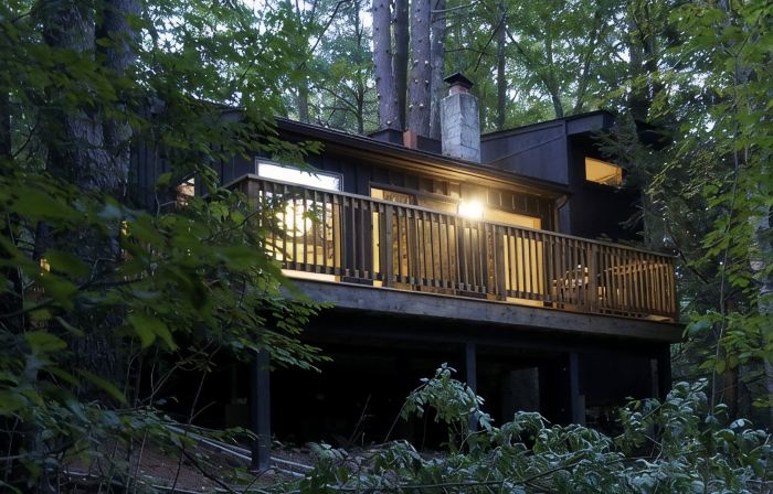 Beautiful stream side cottage in the woods