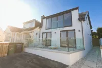Stunning 5 Bedroom Holiday Home, with Amazing Sea Views, Garden and Parking - balcony