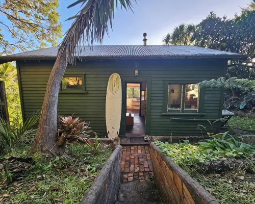 Classic Piha Bach - Seaview Road Hotels in Piha