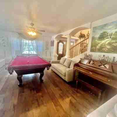 Spacious 5-bedroom house in Northwest Las Vegas with pool and jacuzzi Fitness & Recreational Facilities