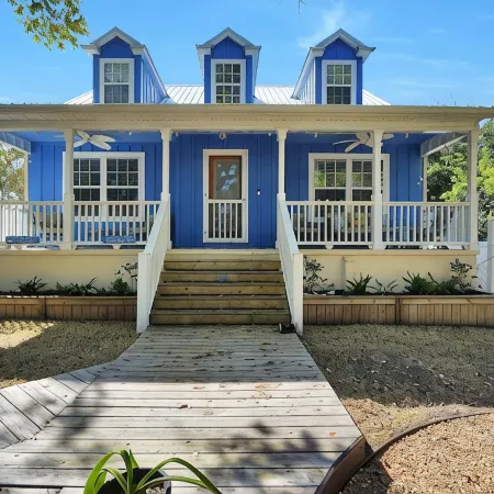 Walk Vilano Beach, Pool, FirePit, Sleep 10, 5 Min to Hist St Aug/Night of Light