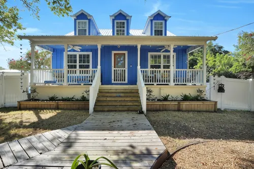 Walk to Vilano Beach, Pool,  Fire Pit, Sleeps 10,  5 Min to Historic St. Aug - 3-Star