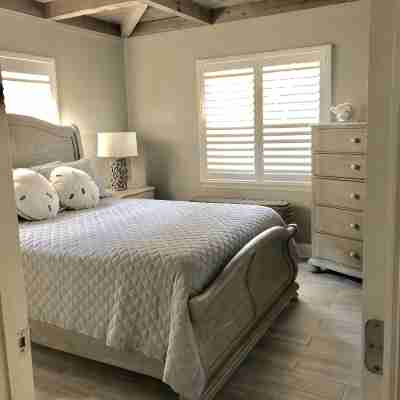 Find Out Why Everyone Adores the Beachin Cottage - 100 Steps to the Beach! Rooms