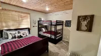 3BR+Loft, Pet-Friendly w/  Hot Tub + Arcade