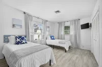 Lakefront Pool Home-Venice, FL - Homestays