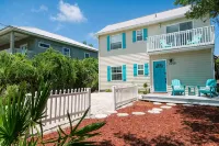 PET-FRIENDLY BEACH HOUSE WITH HOT TUB JUST FIVE MIN WALK FROM BEACH ACCESS !