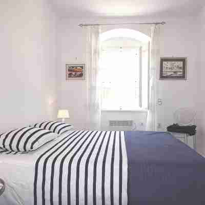 Lovely one bedroom apartment for 3 on the main Hvar town square Rooms