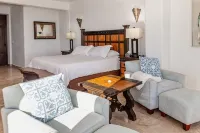 Large Luxury Beachfront Villa with Pool, Paddleboards, Golf Carts- Family Ready! - balcony