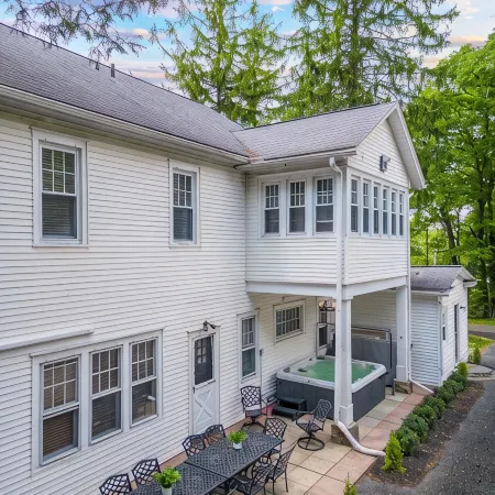 8 bedroom Manor - Hot Tub - Game Room - Fire Pit - Sleeps 22