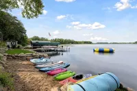 Beautiful 5 Bdrm Lakefront Log Cabin - under 1hr from Mpls! - Chalets