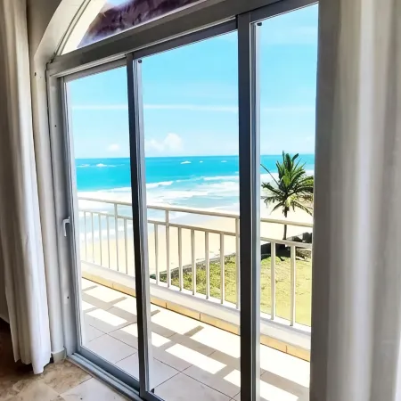 Refurbished BeachFront Penthouse - Music themed!