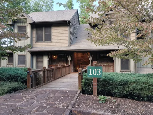 Paradise found! Escape,relax, renew and retreat to nature. Lakefront views await - Boutique