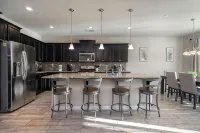 Spacious 4-bedroom house in a phenomenal location - Bungalows