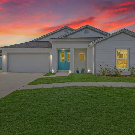 Modern Private 2 BR 1 BA and Kitchen Near the Beach