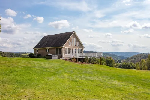 Sky High Chalet! Gorgeous home on 10+ acres with hot tub, 2 minutes to Wellsboro - 3 stjerner
