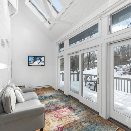 3 Bedroom Chic Condo - Community Pool and Tennis - 1 Mile to Mount Snow