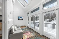 3 Bedroom Chic Condo - Community Pool and Tennis - 1 Mile to Mount Snow