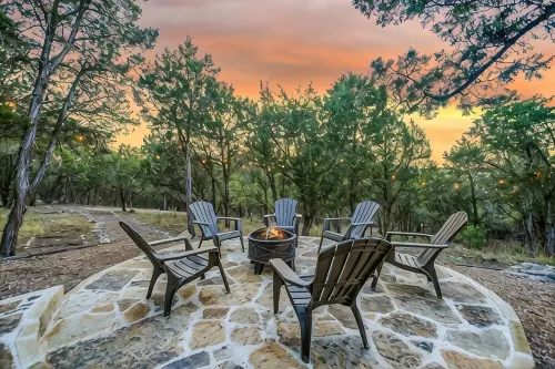 Charming Hill Country Cabin on 6 private acres - 샬레 호텔