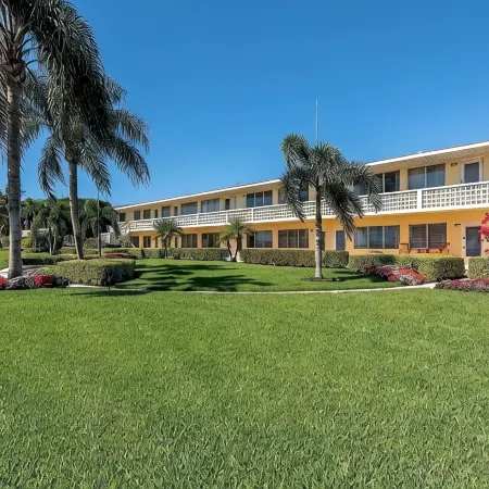 Downtown Old Naples 2 Bed - One block from 3rd Street & 4 blocks to the Beach