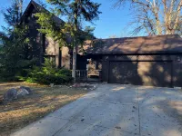 Secluded chalet in the woods overlooking a huge pond only 5 minutes to town. - Alphydda