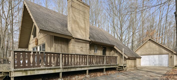 Rustic Chalet Retreat w/ Hot Tub Hotels in Mecosta County