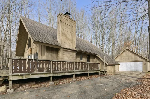 Rustic Chalet Retreat w/ Hot Tub - 3-Sterne