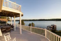 Lakefront w/ private dock, hot tub, game room, boat house hangout - Boutique