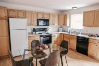 MaineStay Central Bangor Townhouse Near airport & Acadia Park w washer & dryer, - ห้องครัว