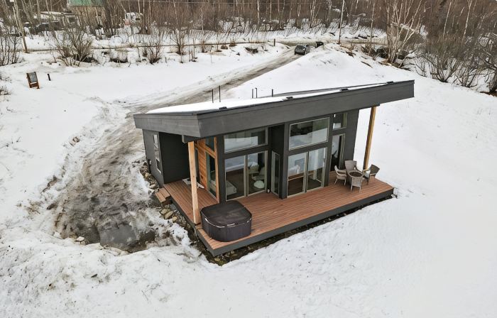 Cozy Bluff Getaway  with Hot Tub