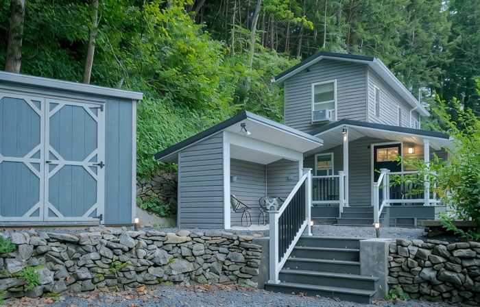COOL CREEK COTTAGE: PSU Spring Creek Waterfront Oasis with Hot Tub