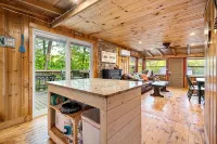 Kettle Cove Cabin. Lake Sebago Beach Access. Fire pit. Grill. Blackstone. Games - Homestays